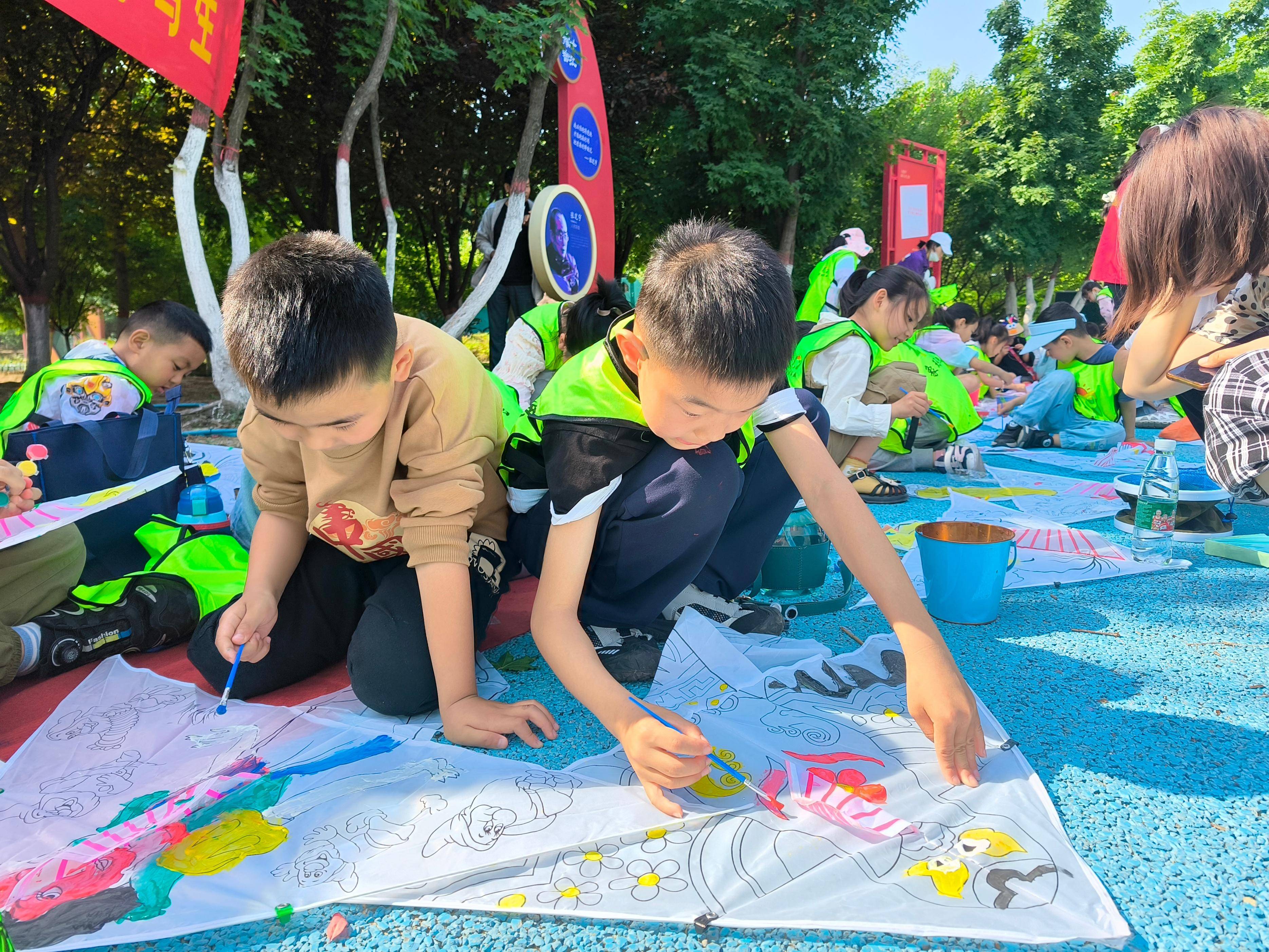 荥阳市京城路街道海龙社区开展“绘就春光美 最真在少年”户外活动(图4)