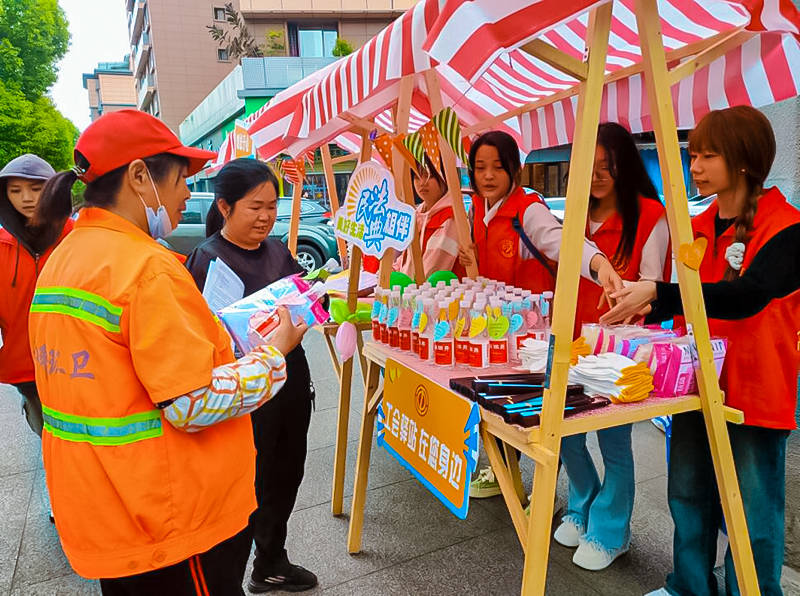 IM体育四川高坪：开展“五一”关爱户外劳动者普法宣传活动