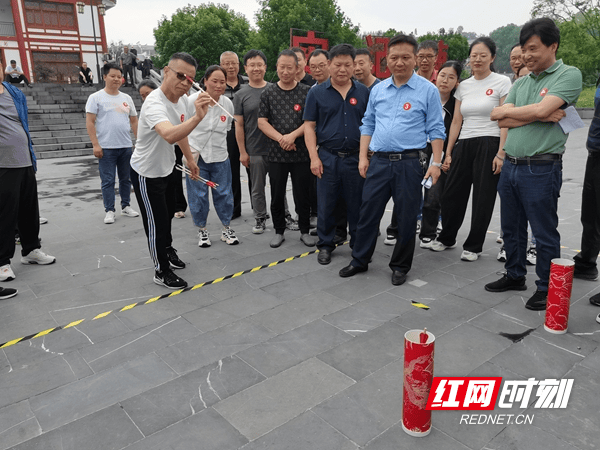 团结协IM体育作当燃不让 凝心聚力提振精神——武冈市税务局开展户外趣味拓展活动(图3)